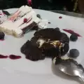 Lava cake sa crnom i belom čokoladom