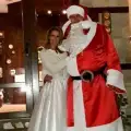 Най-високият Дядо Коледа в света раздава подаръци в Банско