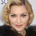 Мадона се търкаля пияна по пода на изложба