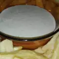 Магданозен чеснов сос със сирене