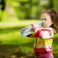 Могат ли бебетата и малките деца да консумират минерална вода