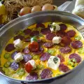 Пържени яйца с луканкова наденица и пикантно сирене