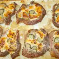 Свински пържоли с топено сирене, краставички и бира