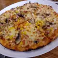 Пица с царевица и прошуто