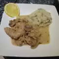 Пилешко филе с гъби и кашкавален сос