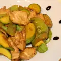 Бързо пиле по китайски със зелени чушки и тиквички