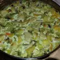 Пилешки хапки със сметана, броколи и картофки на фурна