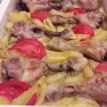 Пилешки бутчета с лук, картофи и домат
