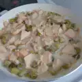 Пилешко със сметана и кисели краставички