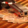 Полицията в Банско издирва въоръжен грабител