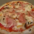 Вкусна домашна пица с бекон, гъби и сирена