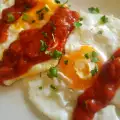 Пържени яйца с доматен сос