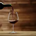 Как да отворим вино, ако нямаме тирбушон