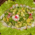 Салата от картофи, зелена салата, репички и зелен лук