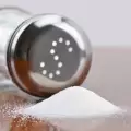 Колко сол трябва на манджата?