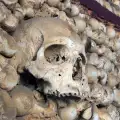 Пет хиляди черепа изровени за строеж на параклис
