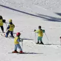 Зимните ни курорти предлагат ски училища за деца