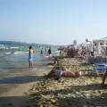 Забраняват на туристи да опъват хавлии до морето в Несебър