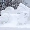 Майстори украсяват Русе с ледени скулптури