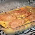 Сочни пържолки с чеснови картофи и гъбен сос на фурна