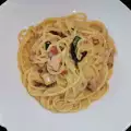 Богати спагети с манатарки и пастърма