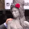 Вдигнаха статуя на Ейми Уайнхаус в Лондон