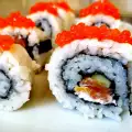 Sushi invertido con huevas de salmón