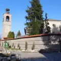 Отец Янко иска до строи минихотел в църквата Света Троица