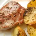 Свинска вратна пържола на тиган с италиански картофи на фурна
