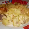 Запеканка със свинско и пресни картофи