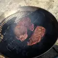 Вкусни телешки пържоли на въглища