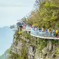 Небивал наплив на туристи затвори най-дългия стъклен мост