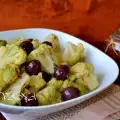Теплый пикантный салат с цветной капустой и оливками