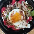 Topla salata sa prženim jajetom