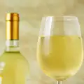Тъжна вест за дамите: Бялото вино съсипва кожата ви!