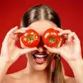 Скраб маски с домати връщат младостта на кожата