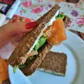 Здравословни сандвичи с пушена сьомга и авокадо