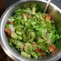 Зелена салата с авокадо и червен лук