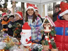 Students from Razlog Sell Christmas Decorations for Charity