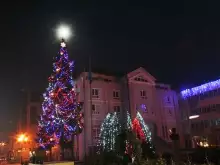 Razlog Lights Up its Christmas Lights on December 5