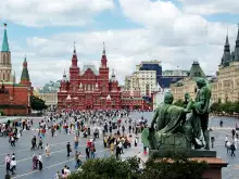 Ледена пързалка и коледен базар откриха в Москва