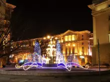 Празничната коледна украса в София ще светне до дни