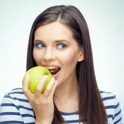 Какво съдържа ябълката?