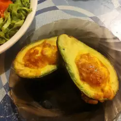 Печено авокадо с яйце