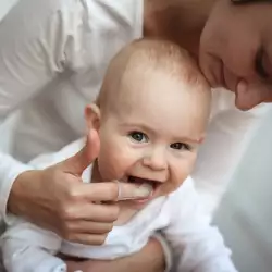 Как се почиства езика на бебе?