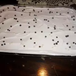 Бисквитена торта с малини