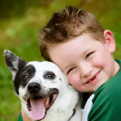 Терапия с кучета помага на деца с аутизъм