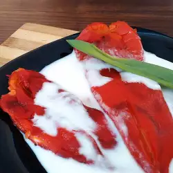 Печени червени чушки в млечен сос