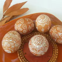 Великденски яйца рисувани с етно мотиви