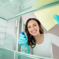 Как се премахват миризми от хладилник?